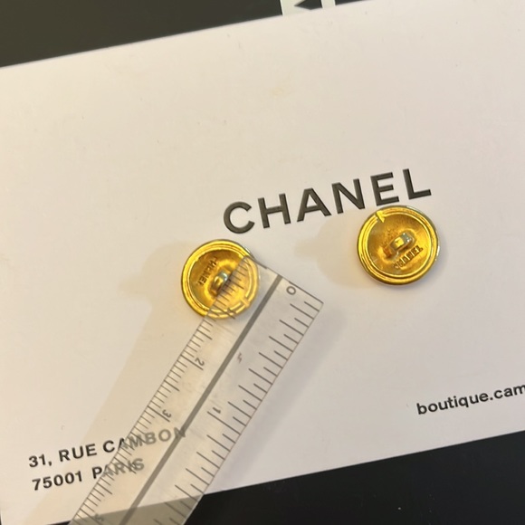 SOLD đź’” AUTHENTIC!! Lot Of 5 Chanel Vintage CC Buttons Gold 1990s - Picture 9 of 9